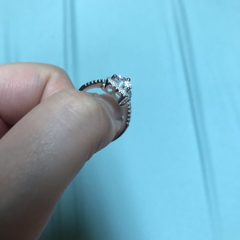 White Heart cut silver cubic zirconia ring - Picture 7 of 7